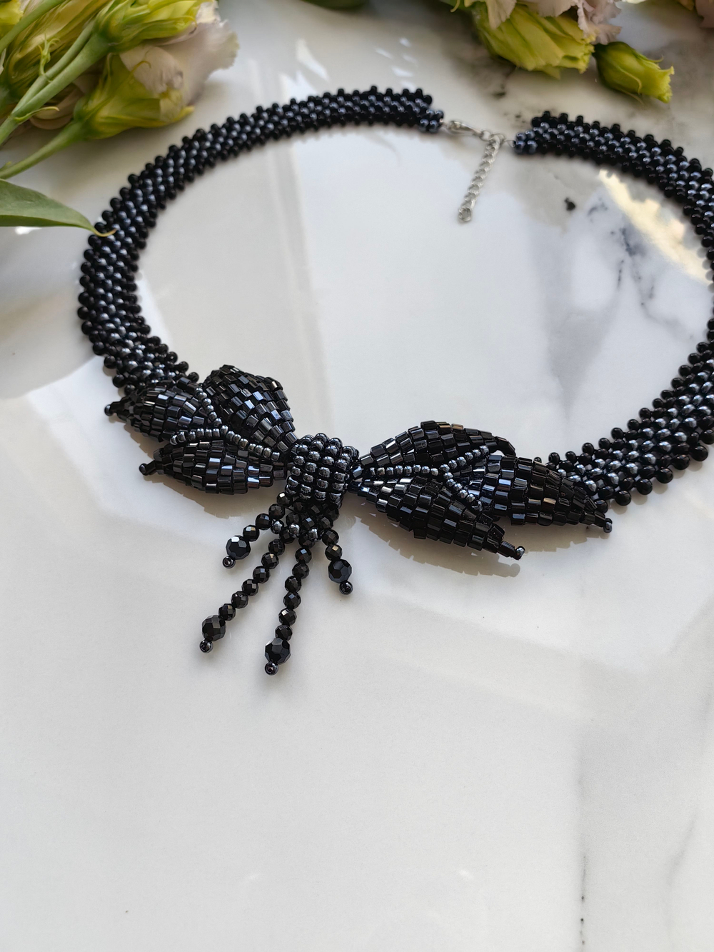 Колье "Бантик" ручной работы из бисера и кристаллов Swarovski