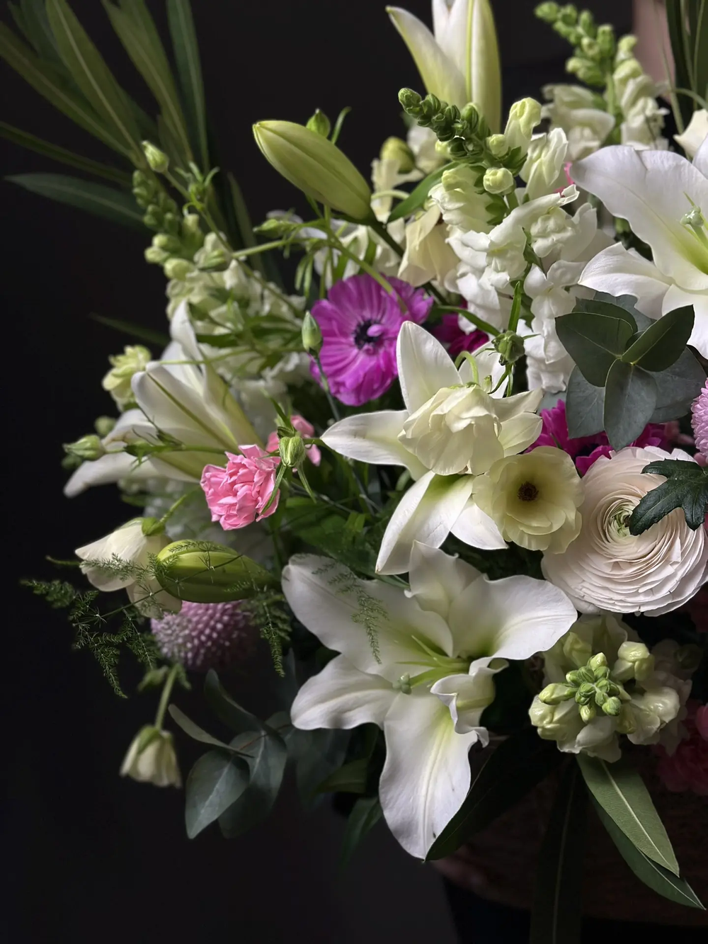 Авторская корзина цветов «Свежий взгляд на классику»