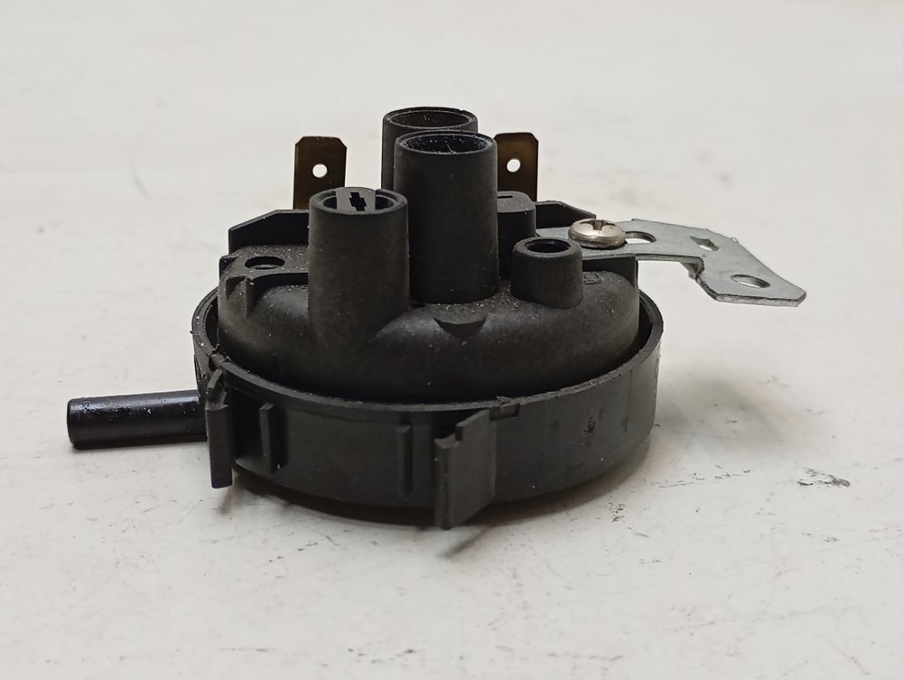 WDN2067WF кт37 Датчик уровня воды для стиральной машины Indesit 761230 б/у