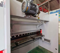 Гидравлический листогибочный пресс MetalTec HBM 160/3200M с инвертором заднего упора E22