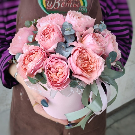 Композиция с кустовой пионовидной розой "Julietta" и эвкалиптом