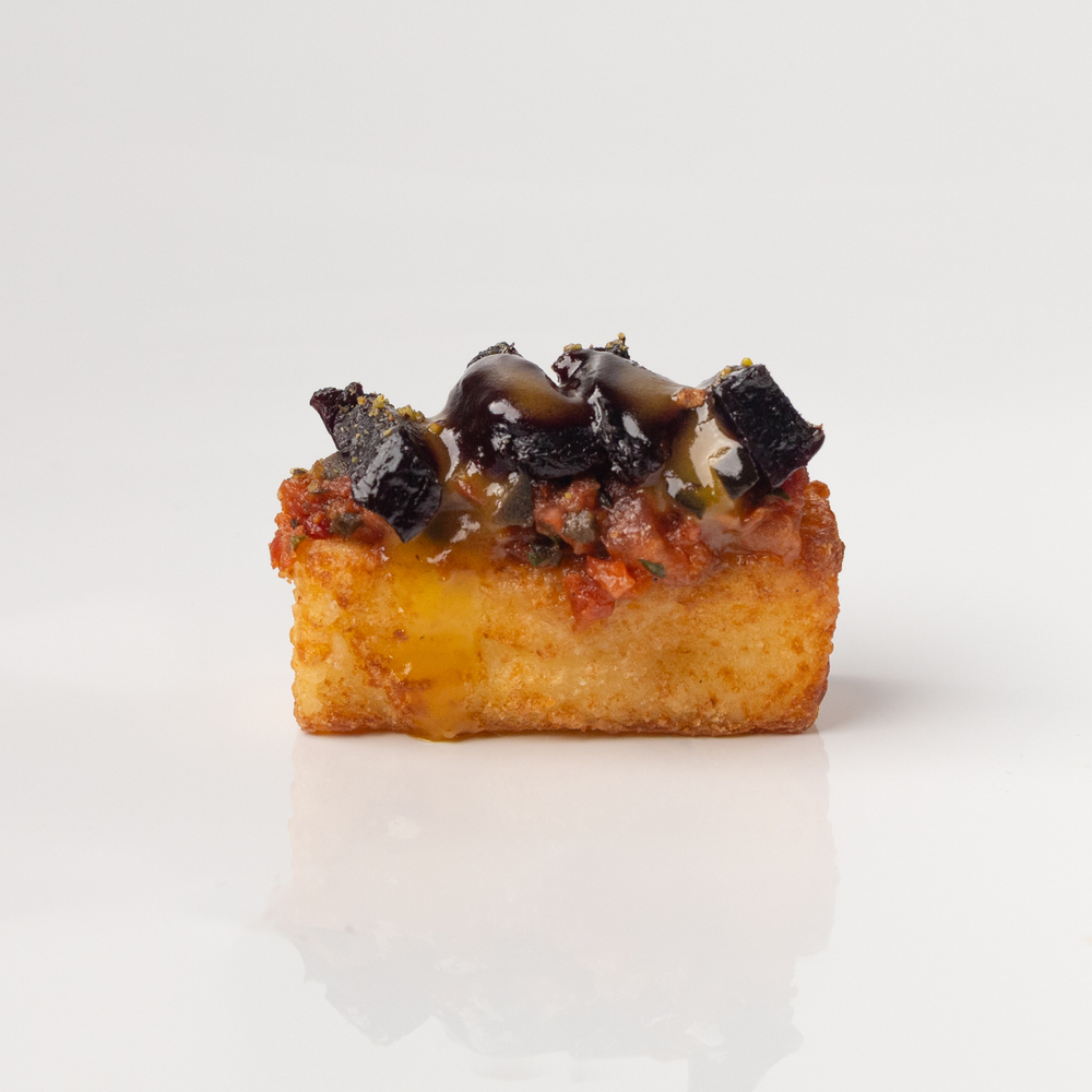 Адыгейский сыр с вяленной свеклой и соусом манго 16 шт