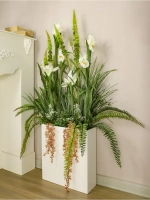 Напольная композиция из искусственных растений и цветов