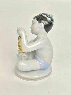 Статуэтка (миниатюра) "Мальчик - узбек с виноградом" ЛФЗ