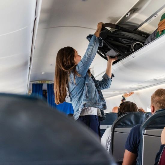 Прогулочная коляска JOOLZ AER+ 2023 Mighty green (с бампером и подстаканником)