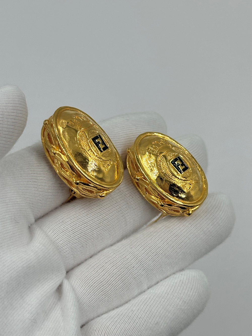 Клипсы с лого Fendi