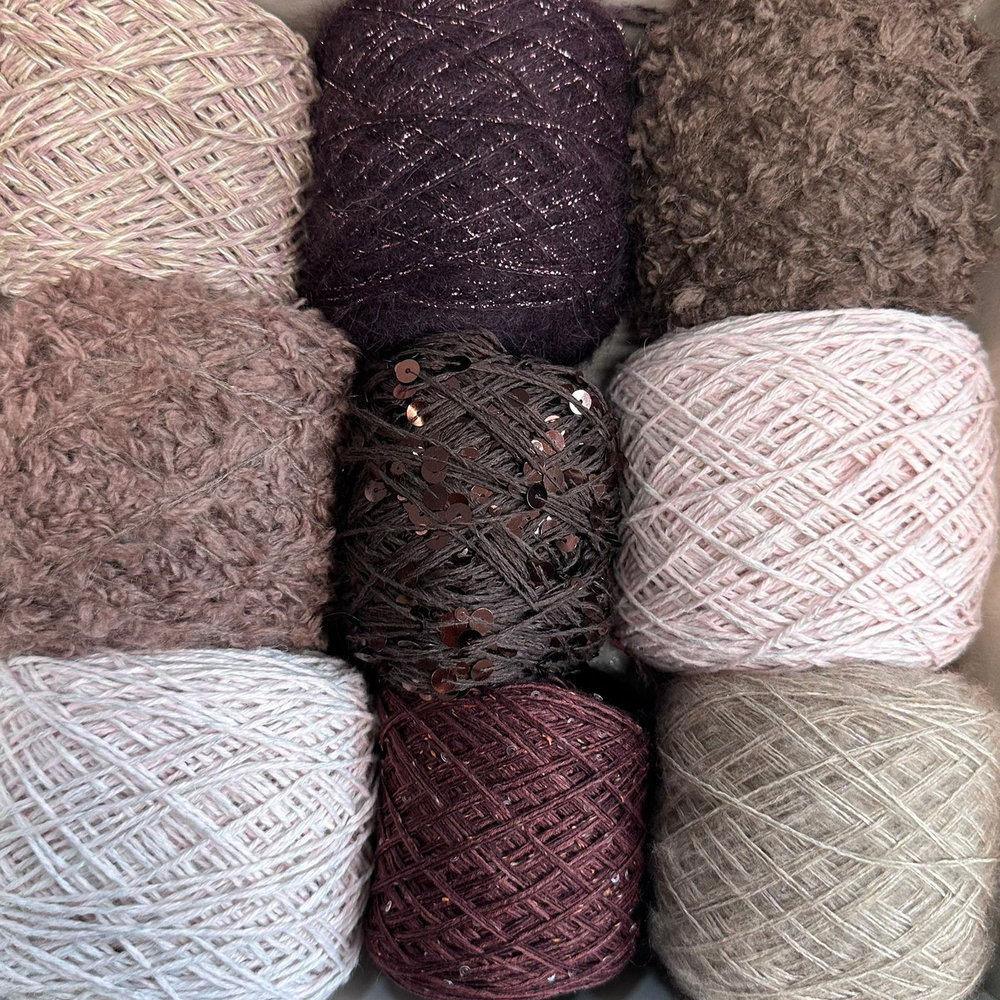 Набор итальянской фантазийной пряжи для джемпера "АННА КАРЕНИНА"; Состав: кашемир, кидмохер, меринос, альпака, хлопок, люрекс, пайетки. общий вес: 540 гр