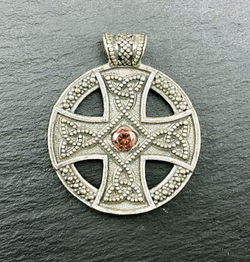 Кельтский крест с камнем