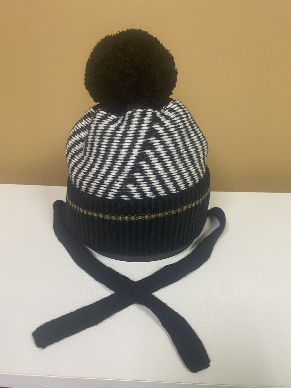 Шапка черно-белая зимняя детская на объем головы 46 см
