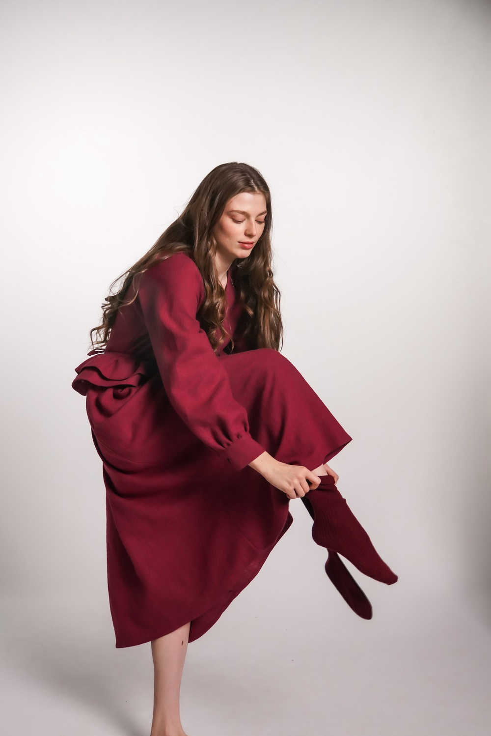 Платье с V-вырезом, поясом-баской и длинным рукавом из крапивы бордо