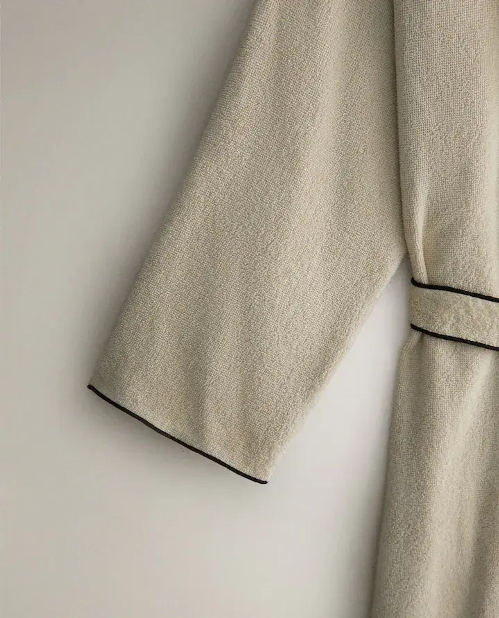 ZARA HOME МЯГКИЙ ХАЛАТ С КОНТРАСТНЫМИ ДЕТАЛЯМИ, ПЕСОЧНЫЙ/ЧЕРНЫЙ