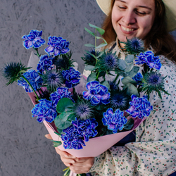 82. Элегантный стойкий синий букет с диантусами и эрингиумом