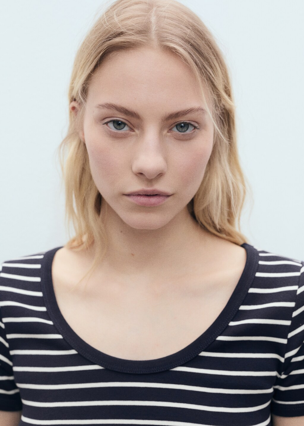 Хлопковая футболка в полоску с декольте