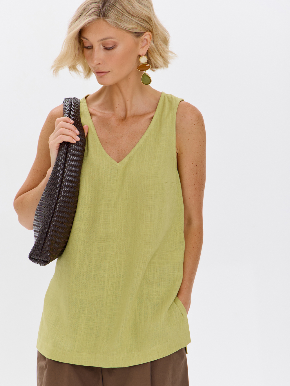 Удлиненный топ из льна с V-вырезом