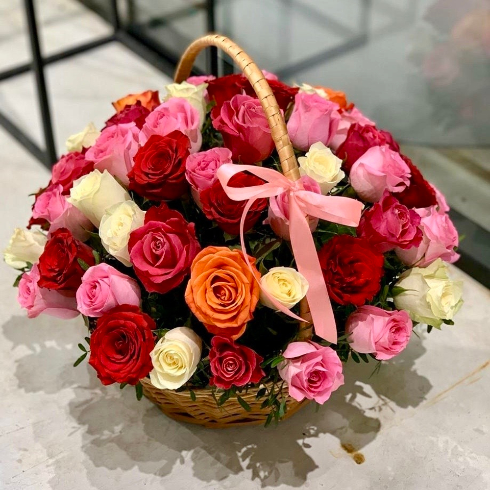 Корзина из 51 розы микс