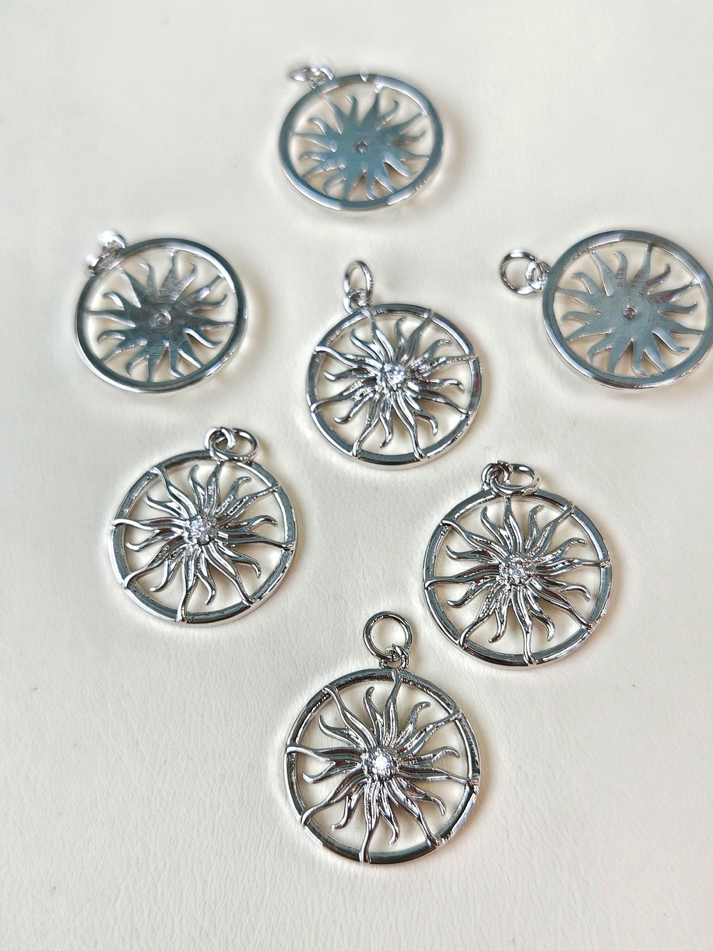 пдс18-р Подвеска "Солнышко в круге" с фианитом 18мм, родий