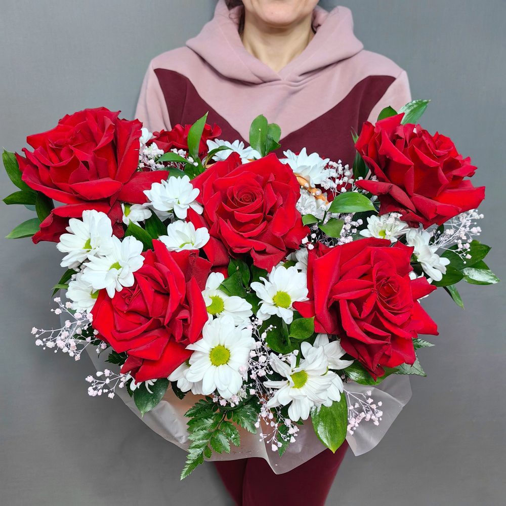 Корзина с красными французскими розами и белыми хризантемами