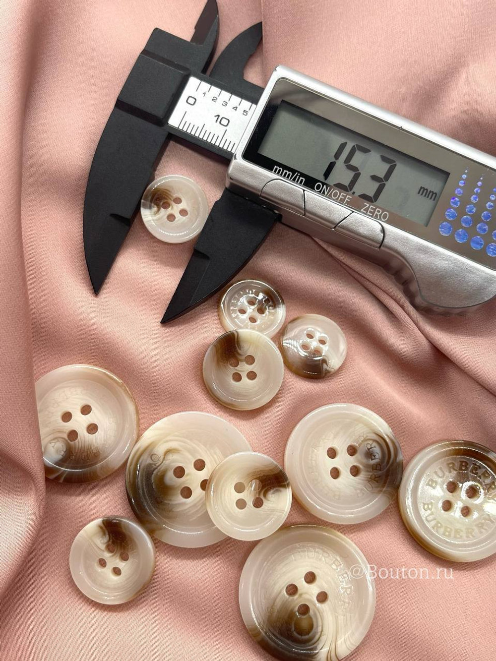 Пуговицы Барб. на прокол молочные с коричневыми прожилками