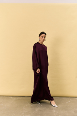 Платье из атласа винного цвета