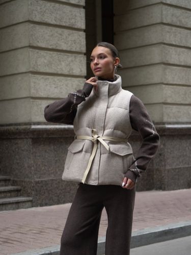 Бежевый утепленный жилет с поясом