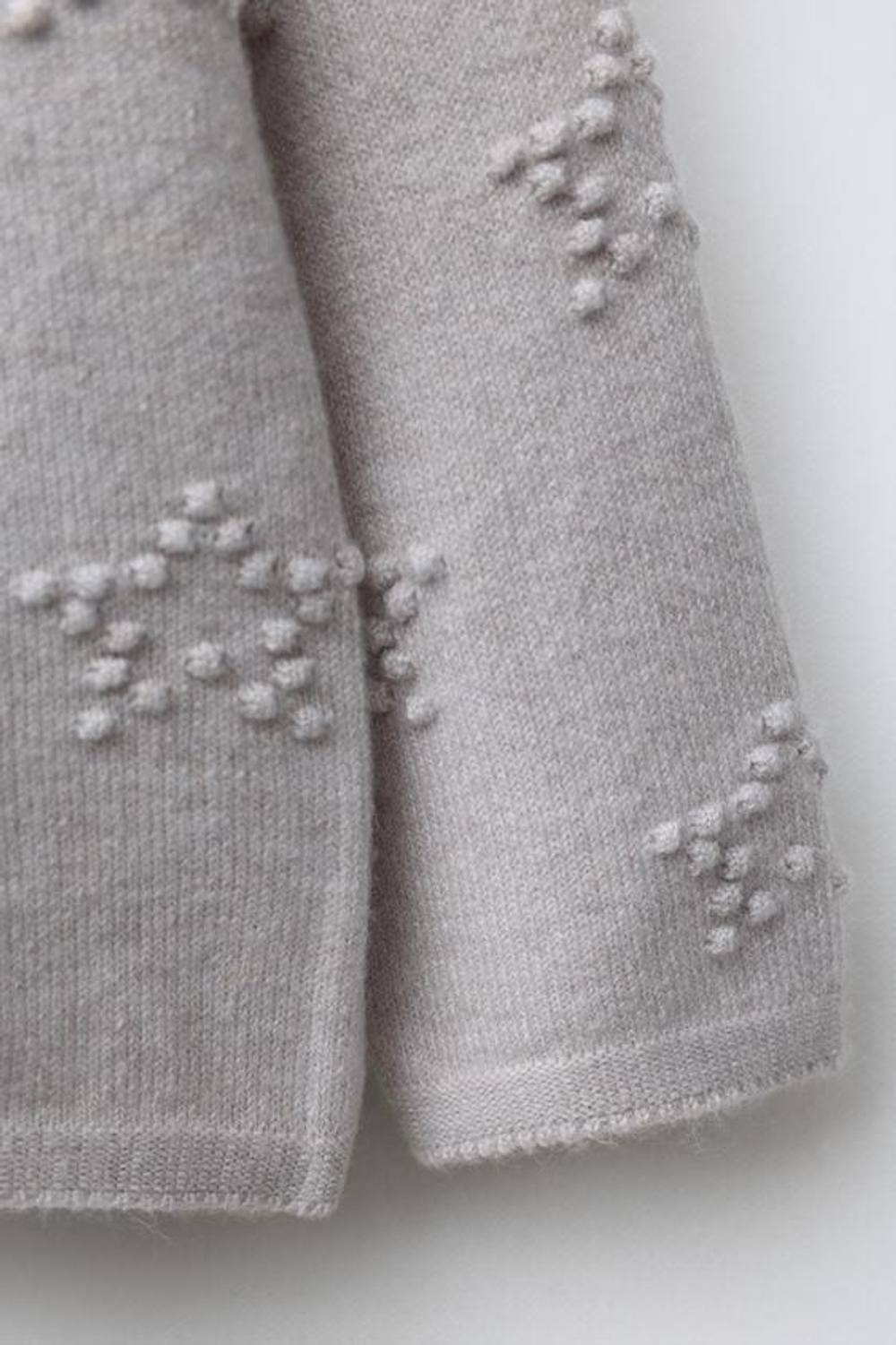 ZARA ВЯЗАНЫЙ ДЖЕМПЕР С ВЫШИТЫМИ ЗВЕЗДАМИ, СВЕТЛО-СЕРЫЙ