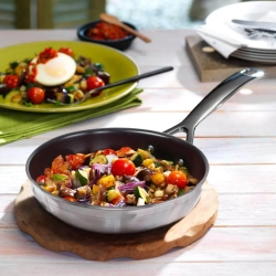 Le Creuset 3-слойная сковорода диаметром 20 см с антипригарным покрытием.