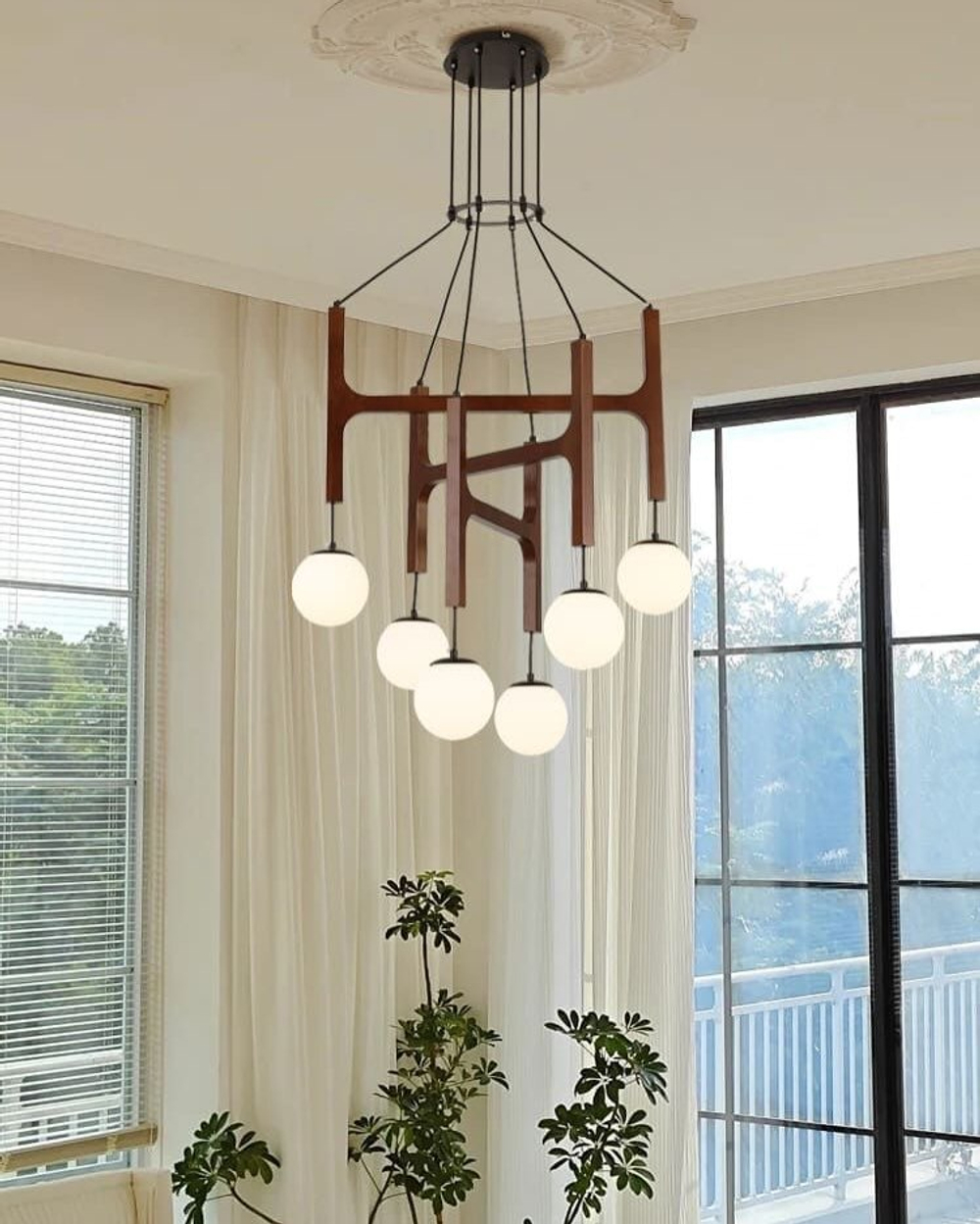 Стильная дизайнерская люстра в современном минимализме