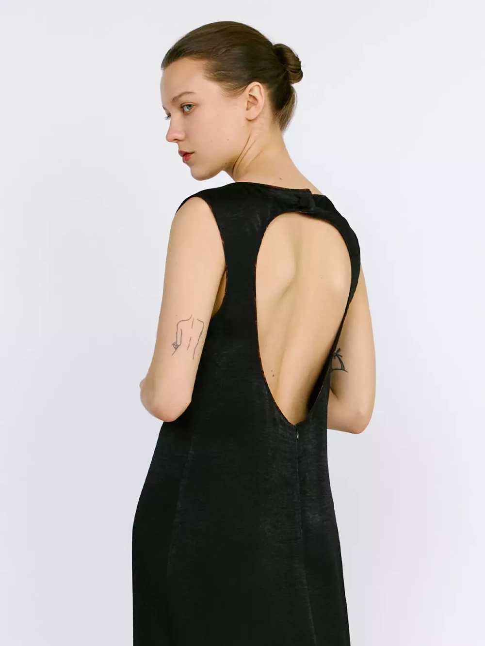 Платье черное с вырезом на спинке OLA OLA