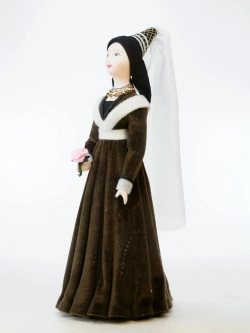 Кукла в праздничном костюме дворянки из Бургундии