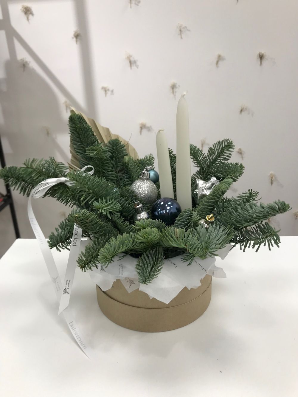 Новогодняя композиция из Нобилиса со свечами