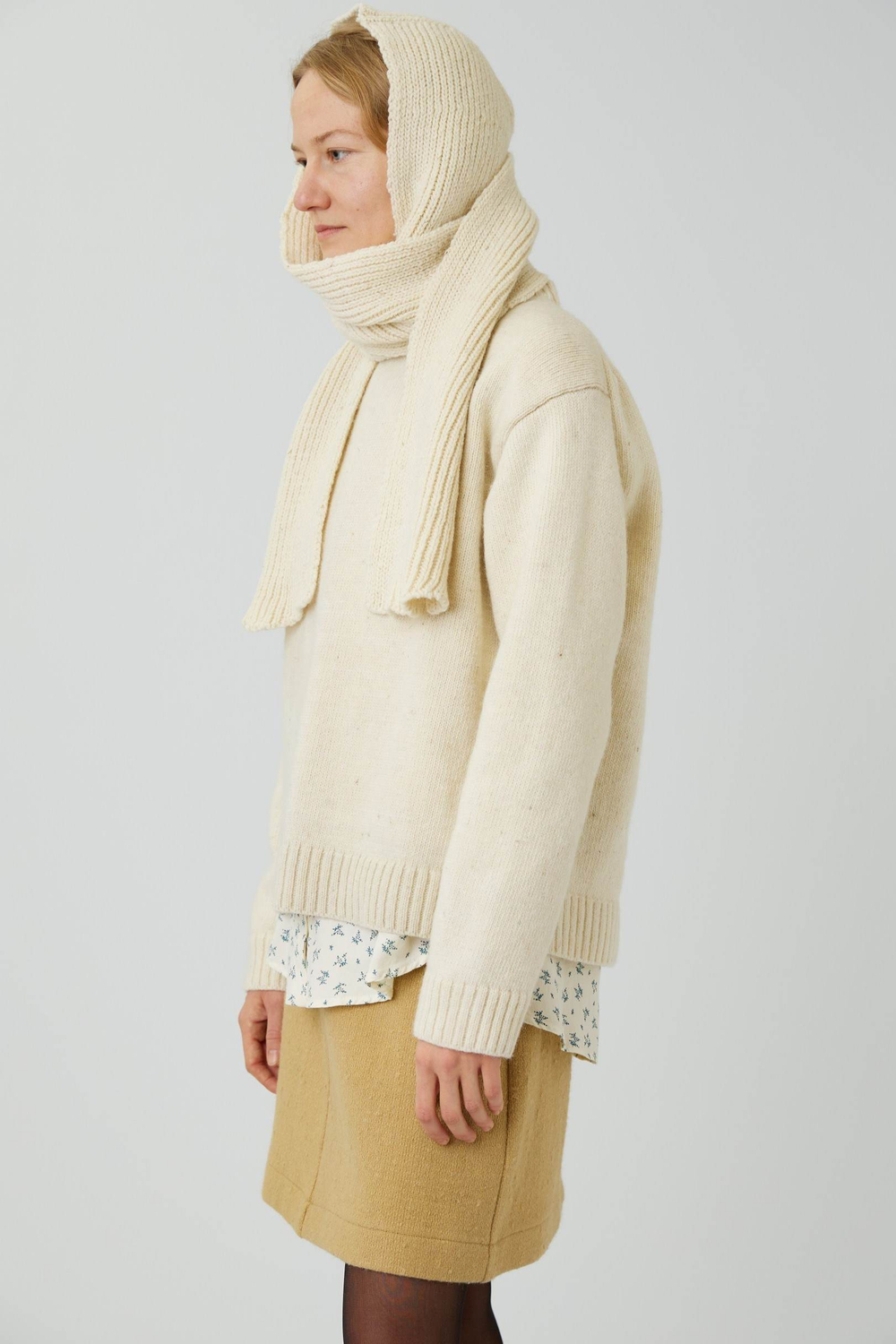 Шарф с капюшоном молочного цвета