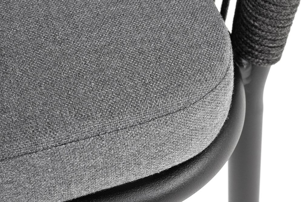 "Марсель" стул плетеный из роупа, каркас алюминий черный муар, роуп темно-серый круглый, ткань темно-серая 027