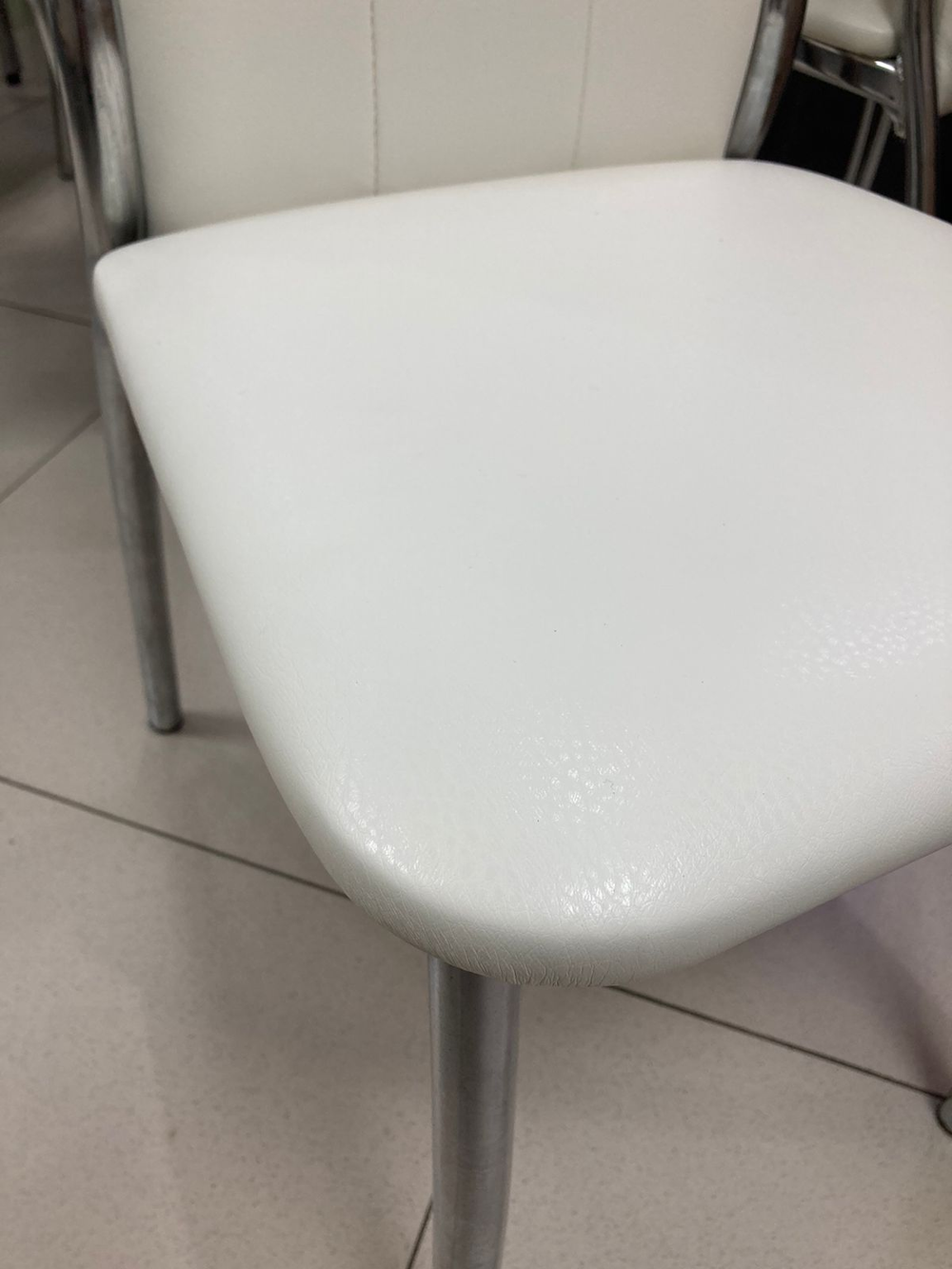 Стул Хилтон каркас хром квадрат основание экокожа белая