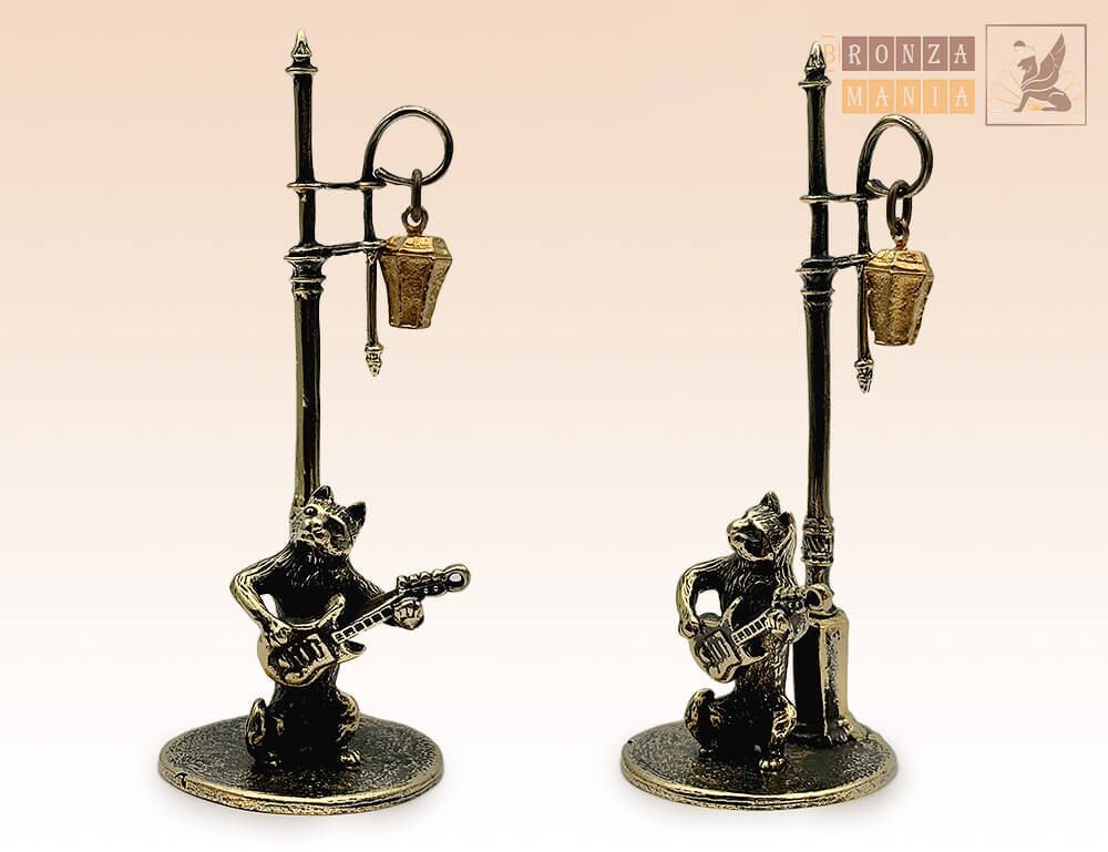 фигурка Котик с электрогитарой под питерским фонариком