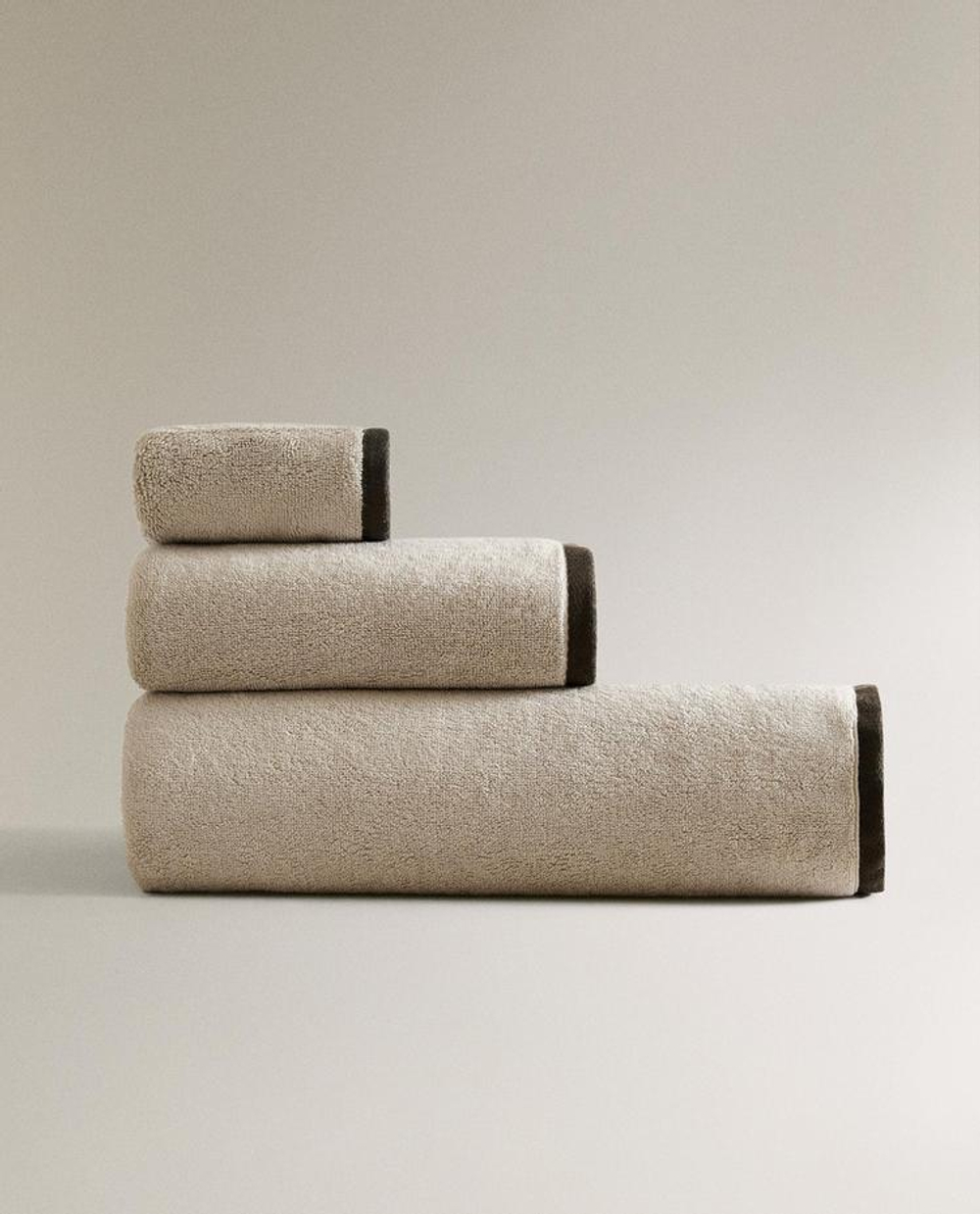 ZARA HOME БАННОЕ ПОЛОТЕНЦЕ С КАЙМОЙ, КАМЕННО-СЕРЫЙ