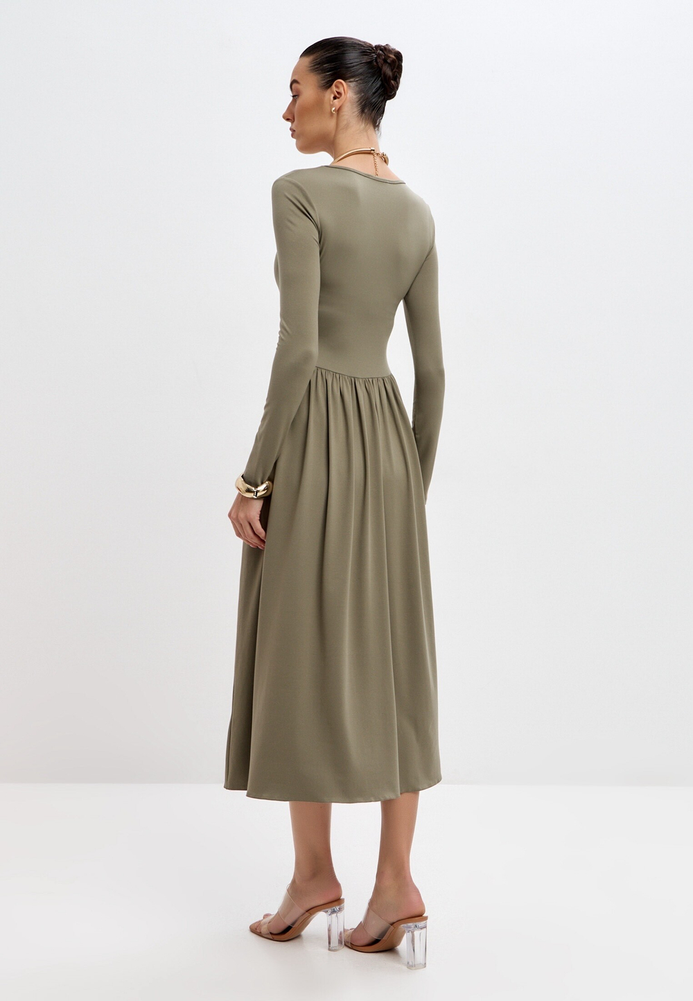 Платье с рукавами и драпировкой