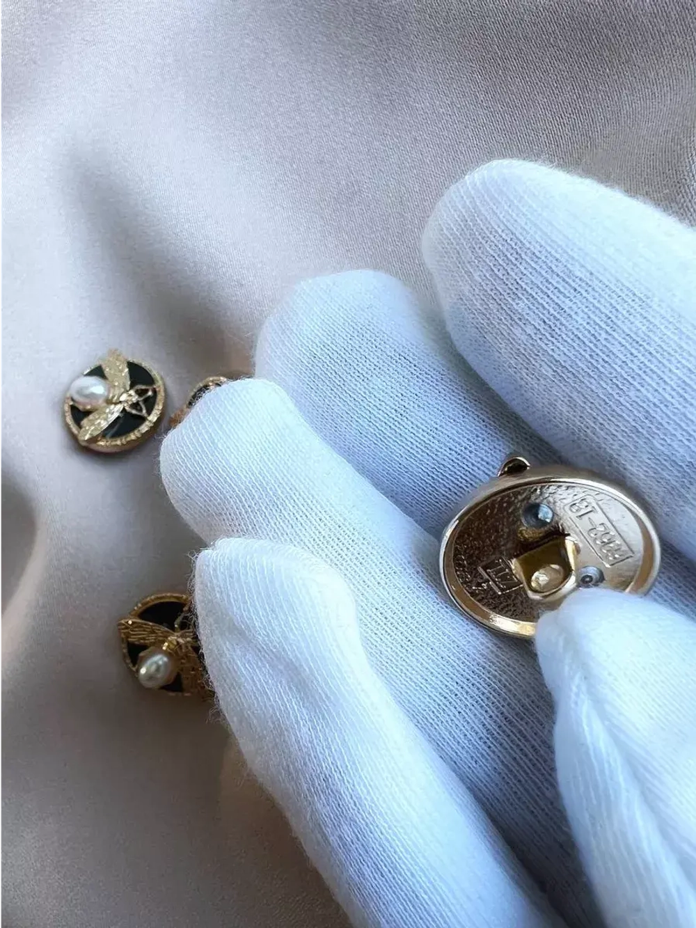 Декоративные металлические пуговицы на ножке