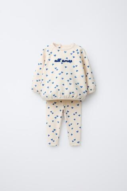 ZARA КОМПЛЕКТ ИЗ ТОЛСТОВКИ И ЛЕГИНСОВ С ВЫШИТЫМИ СЕРДЦАМИ, ЭКРЮ