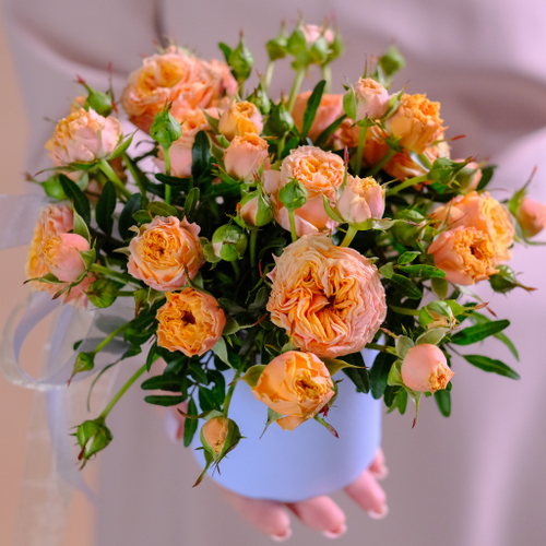 Купить Композиция с пионовидными розами в шляпной коробке #142