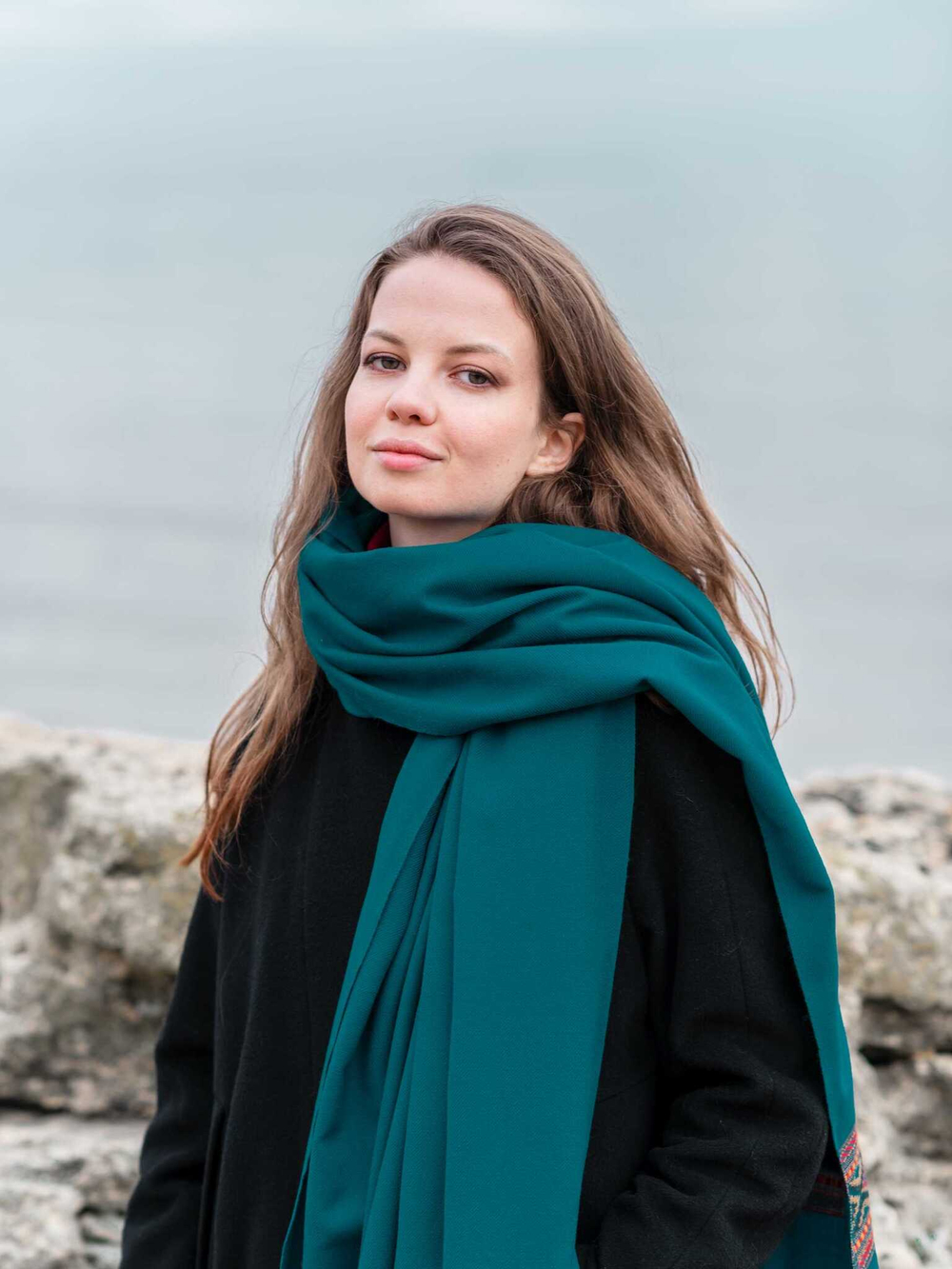 Шерстяной палантин с вышивкой