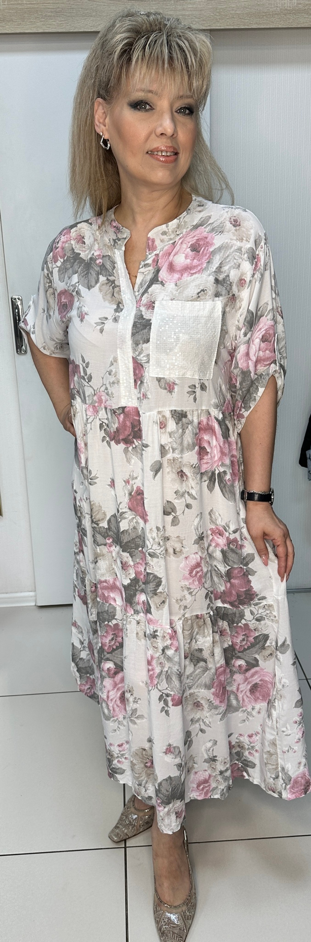 Светлое итальянское цветное платье с пайетками на кармашке