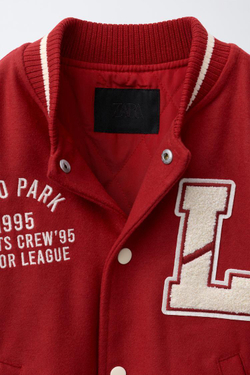 ZARA БОМБЕР ИЗ ТКАНИ С РУКАВАМИ ИЗ ИСКУССТВЕННОЙ КОЖИ И НАШИВКАМИ, КРАСНЫЙ