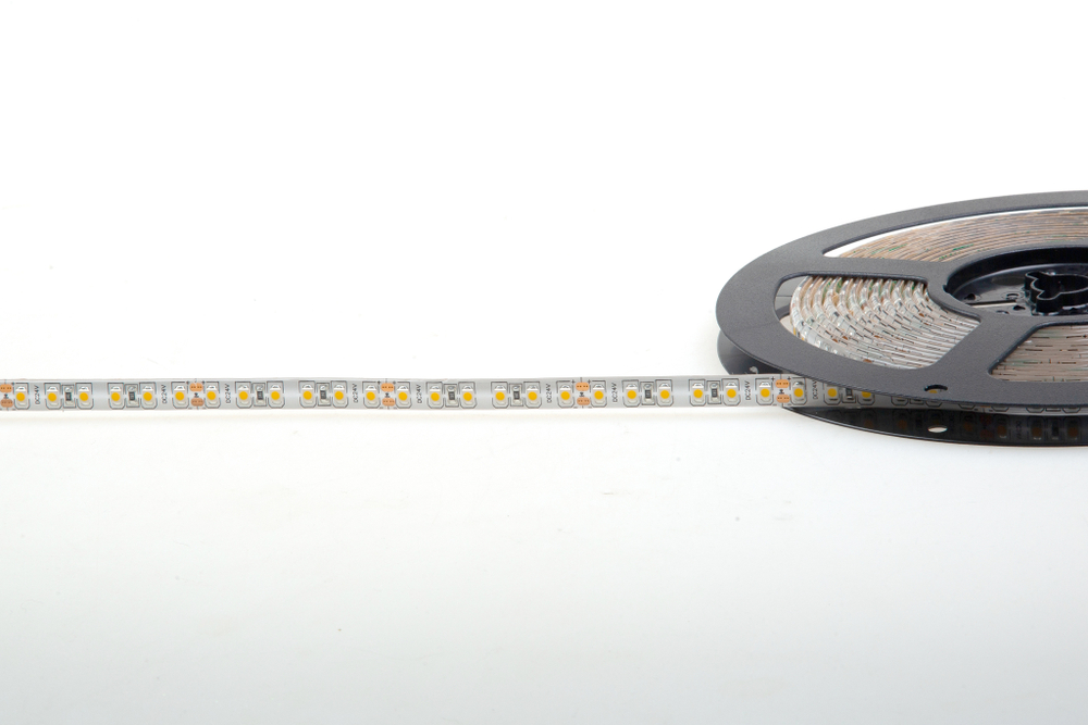 Лента светодиодная SMD тёпло-белая DC24V 9, 6W/m 3000K 600Lm/m 120д/м CRI>95 IP65,  упаковка 5 метров,  ширина 8мм,  высота 2мм,  самоклейкая