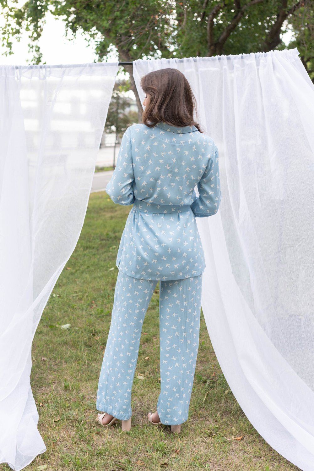 Костюм с птичками в голубом цвете из вискозы