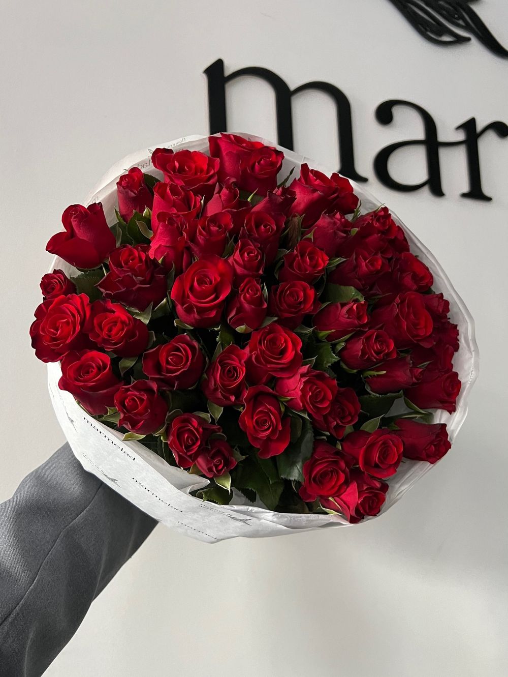 Авторский букет 51 красная роза в оформлении