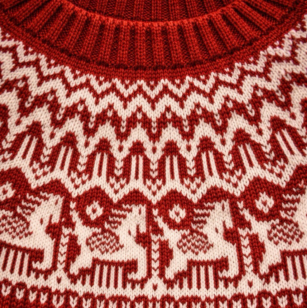 Описание по вязанию пуловера спицами "Horses"