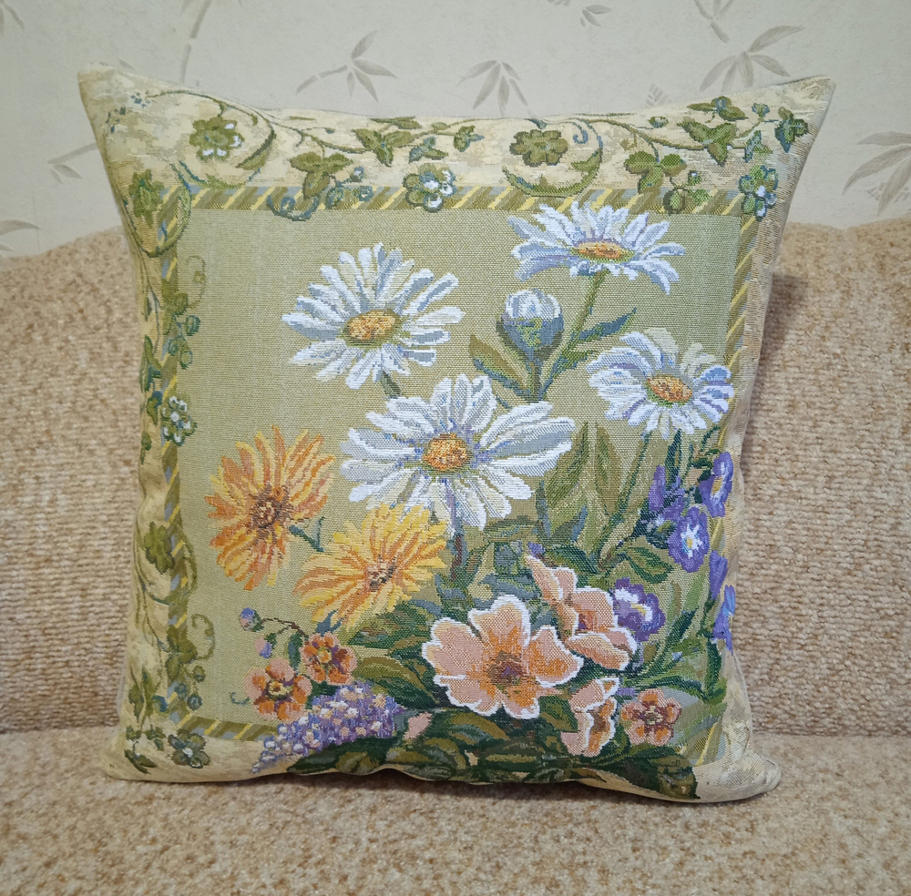 Декоративный гобеленовый чехол Летний сад 47х47