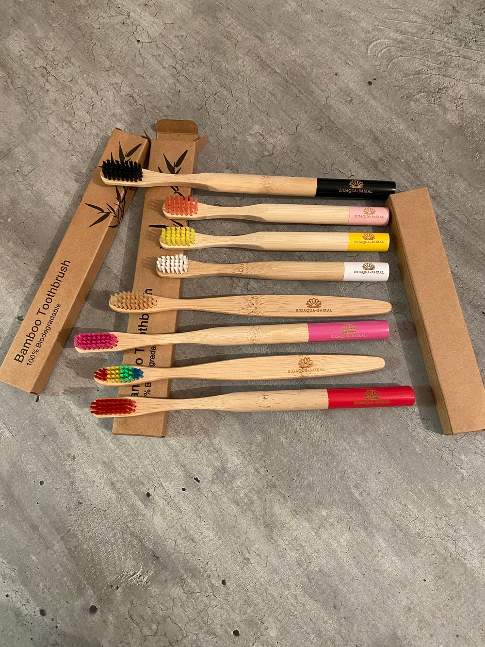 Детская Зубная щетка из бамбука, щетина с угольным напылением,bamboobrush, ​1 шт. (средняя жесткость), круглая ручка. цвета в ассортименте.