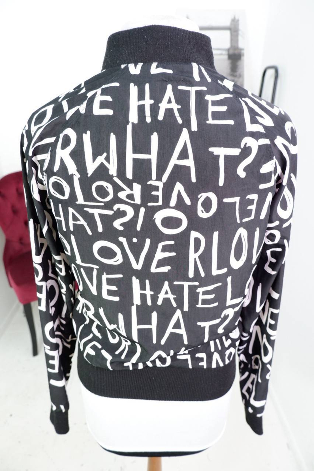 Бомбер в монохроме, маркировка М, визуально на 46 размер