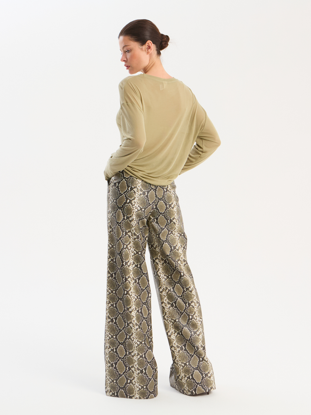 Брюки широкие в змеиновом принте из экокожи